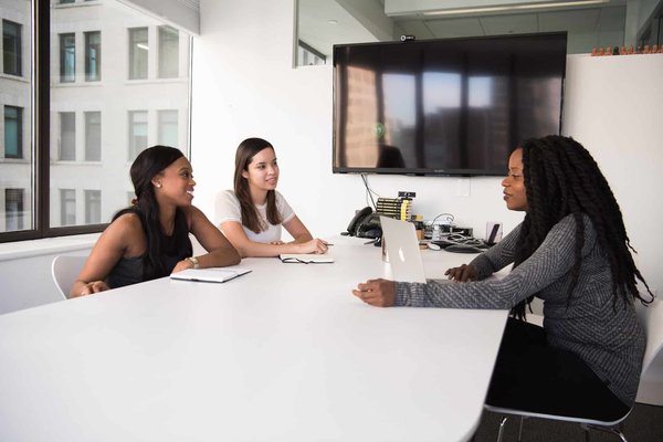 Comment résoudre un conflit entre copropriétaires : 5 étapes à suivre