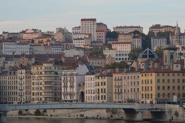 Quels sont les avantages et les inconvénients d'acheter un bien immobilier à Tassin la Demi Lune ?